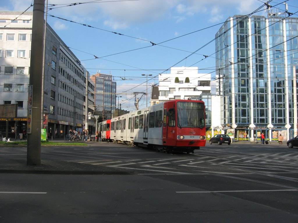 Am 10. April 2010 waren TW 2214 und TW 22?? auf der Linie 3 unterwegs. Hier Fahrtrichtung Klettenberg beim verlassen der Haltestelle  Barbarossaplatz .
