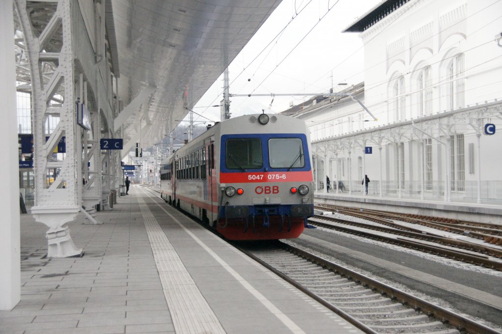 Am 10. Dezember 2011 stand 5047 071-5 auf Gleis 3 im umgebauten Salzburger Bahnhof.