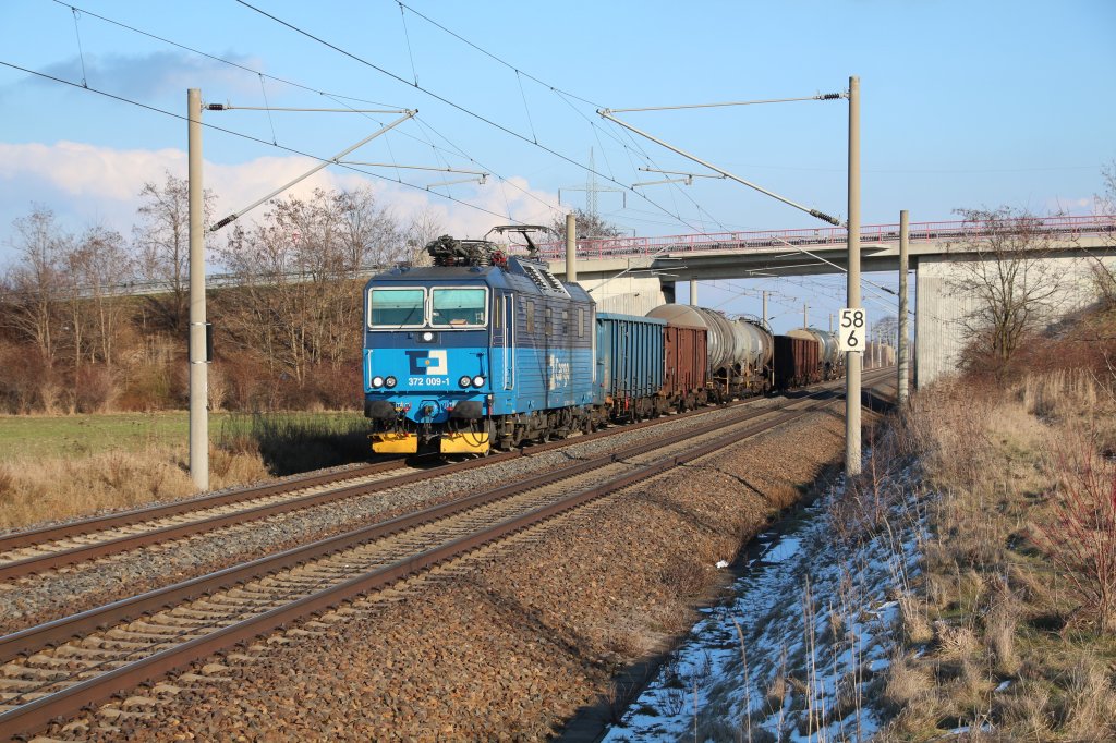 Am 10.02.13 durchfhrt die 372 009-1 der CD Cargo bei herrlichsten Winterwetter das kleine rtchen Bornitz. Am Haken hat sie einen kurzen gemischten Gterzug mit Ziel Leipzig Engelsdorf.
