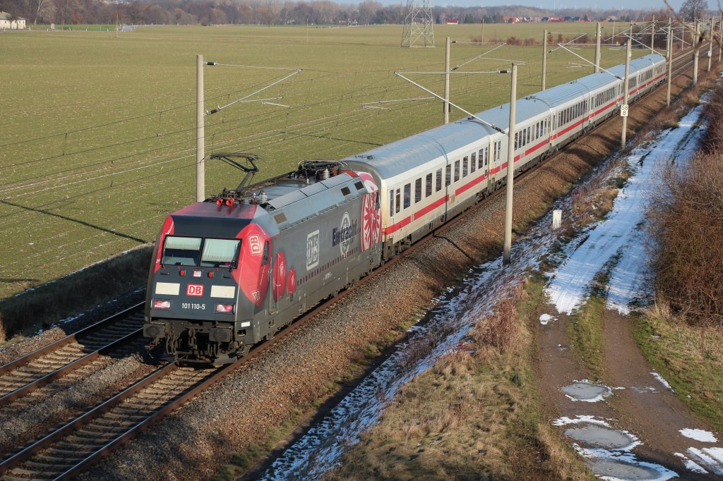 Am 10.02.13 eilt 101 110-5 mit ihrem IC 2037 nach Dresden Hbf ihrem nchsten Halt Riesa entgegen. Aufgenommen von der Autobrcke in Bornitz.