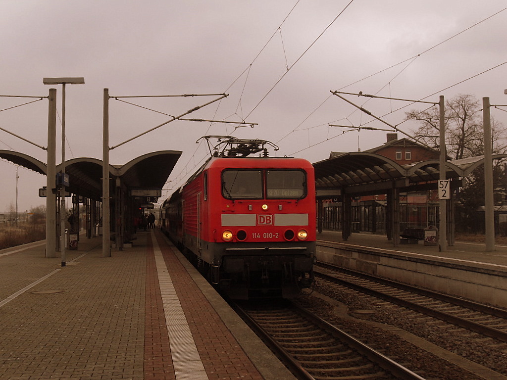 Am 10.03.2012 fuhr 114 010 die RE 20 von Halle->Magdeburg-> Stendal->Salzwedel nach Uelzen in Salzwedel zur Abfahrt bereit.
