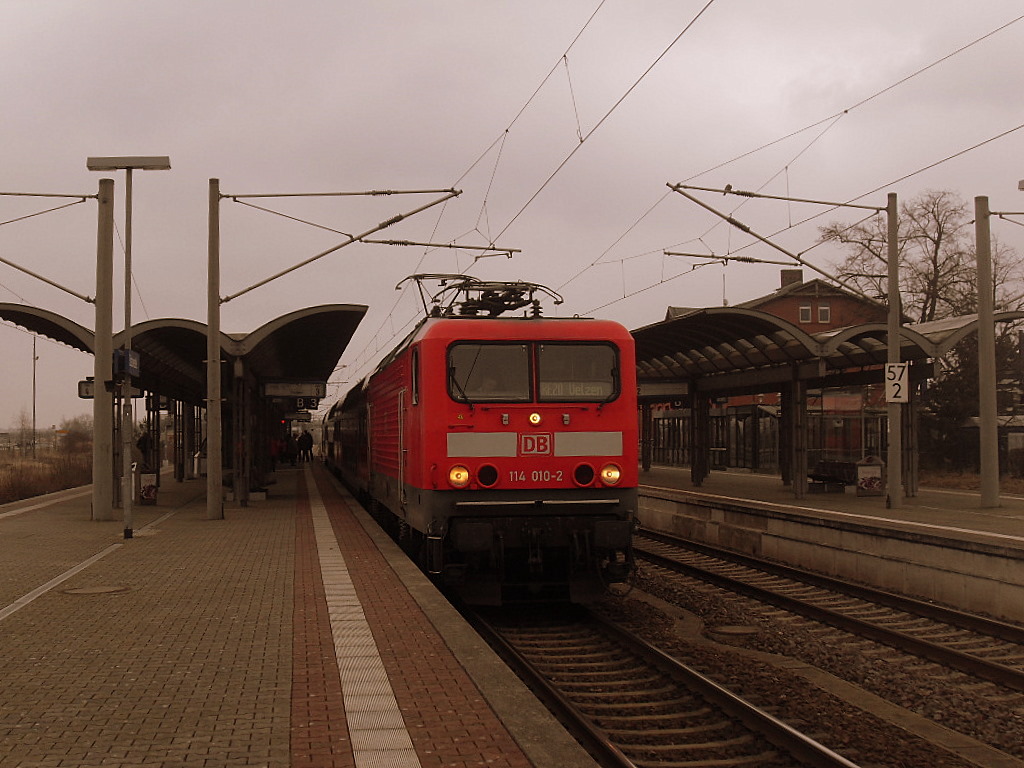 Am 10.03.2012 fuhr 114 010 die RE 20 von Halle->Magdeburg-> Stendal->Salzwedel nach Uelzen in Salzwedel zur Abfahrt bereit.