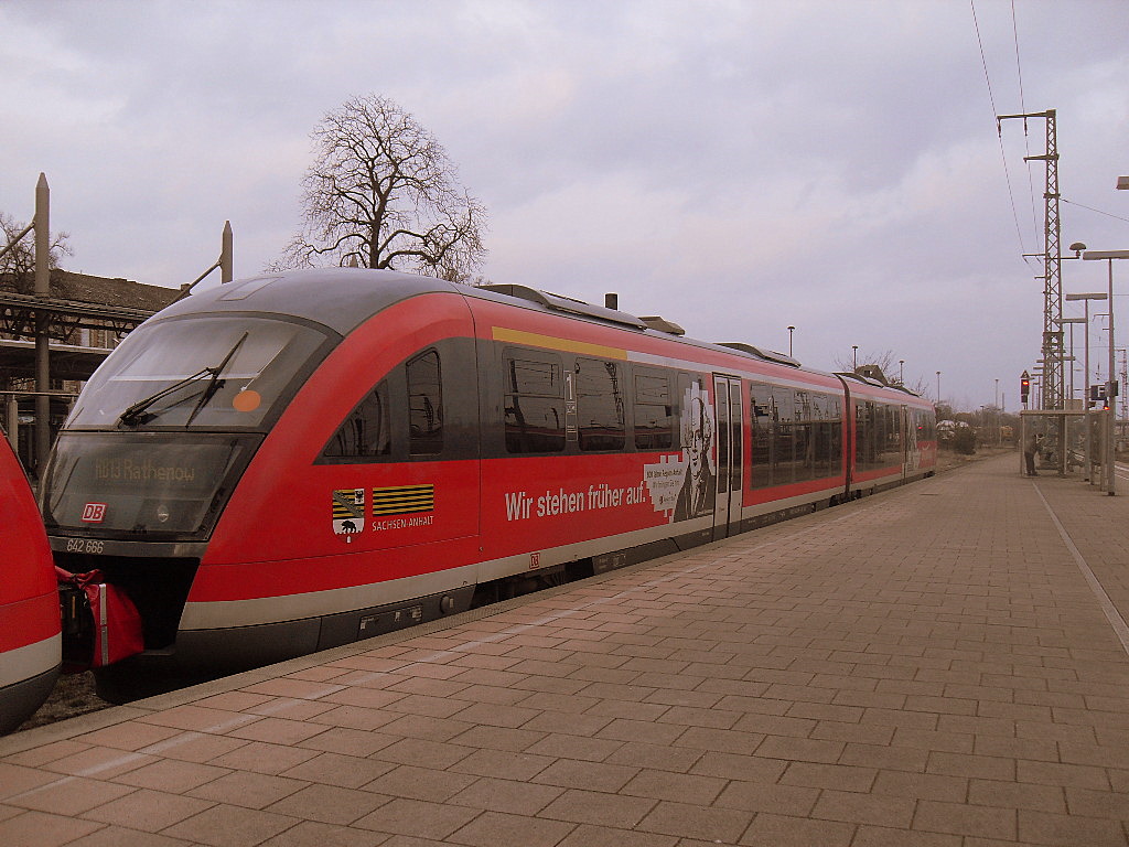 Am 10.03.2012 fuhr 642 166/666 mit neuer Werbung fr Sachsen Anhalt (800 Jahre Region Anhalt Wir bringen Sie hin!)von Stendal nach Rathenow mit 642 174/674.
