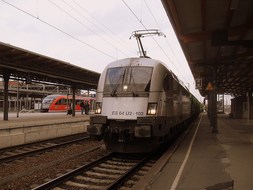 Am 10.03.2012 fuhr ES64U2-102 (182 602)mit einem Holzzug aus Richtung Berlin kam und durch Stendal in Richtung Borstel/Niedergrne fuhr.
