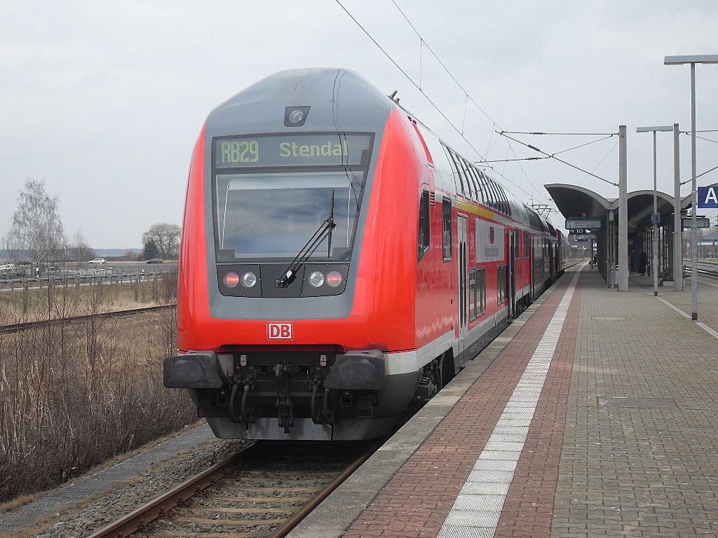 Am 10.03.2012 stand 112 139 mit ihrem Zug (OTTO HAT ZUGKRAFT)als RB 29 von Salzwedel nach Stendal in Salzwedel auf Gleis 4 zur Abfahrt bereit.