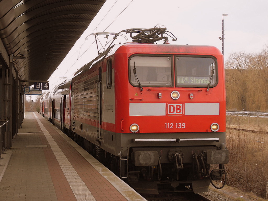 Am 10.03.2012 stand 112 139 mit ihrem Zug (OTTO HAT ZUGKRAFT)als RB 29 von Salzwedel nach Stendal in Salzwedel auf Gleis 4 zur Abfahrt bereit.