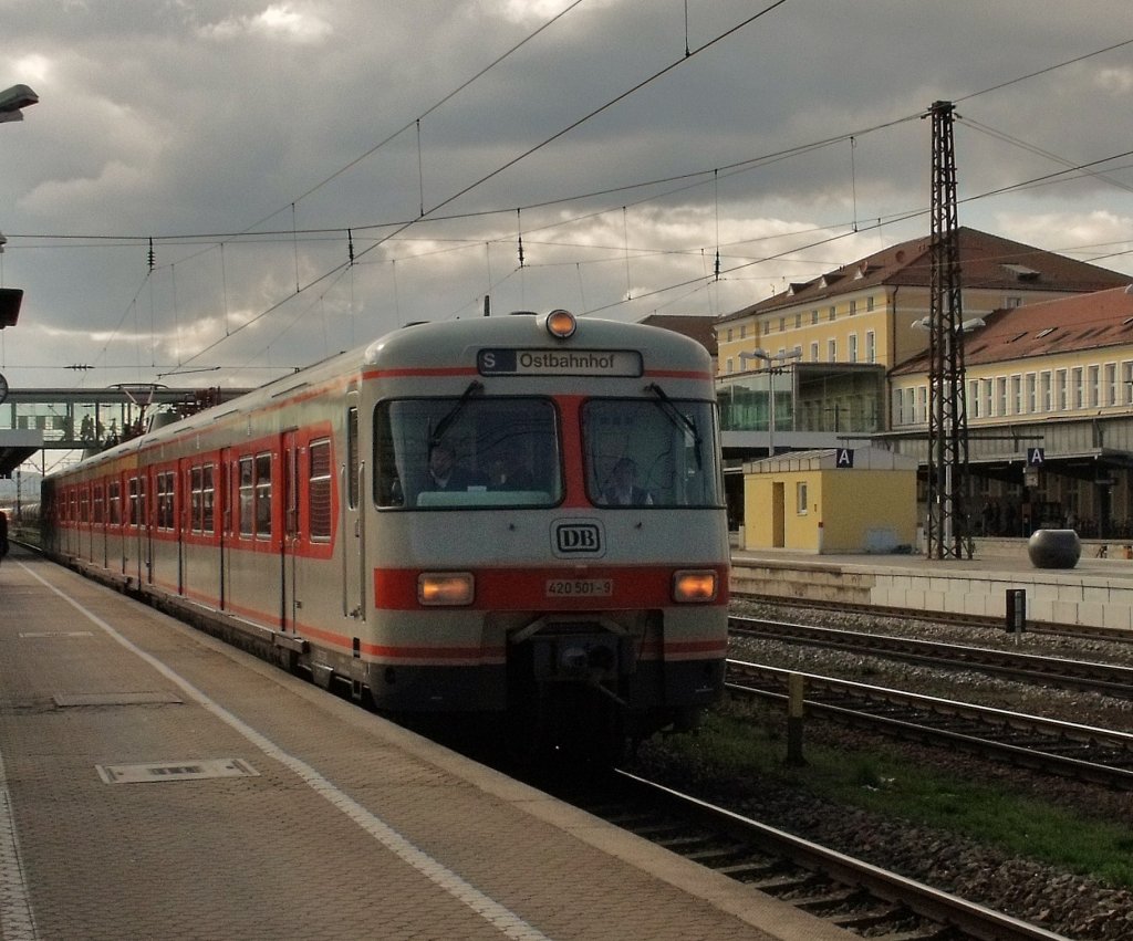 Am 10.04.2010 war ein Sonderzug von Mnchen Ost nach Regensburg mit dem Historischen S-Bahn Zug, der 420 001, unterwegs. Hier in Regensburg. 