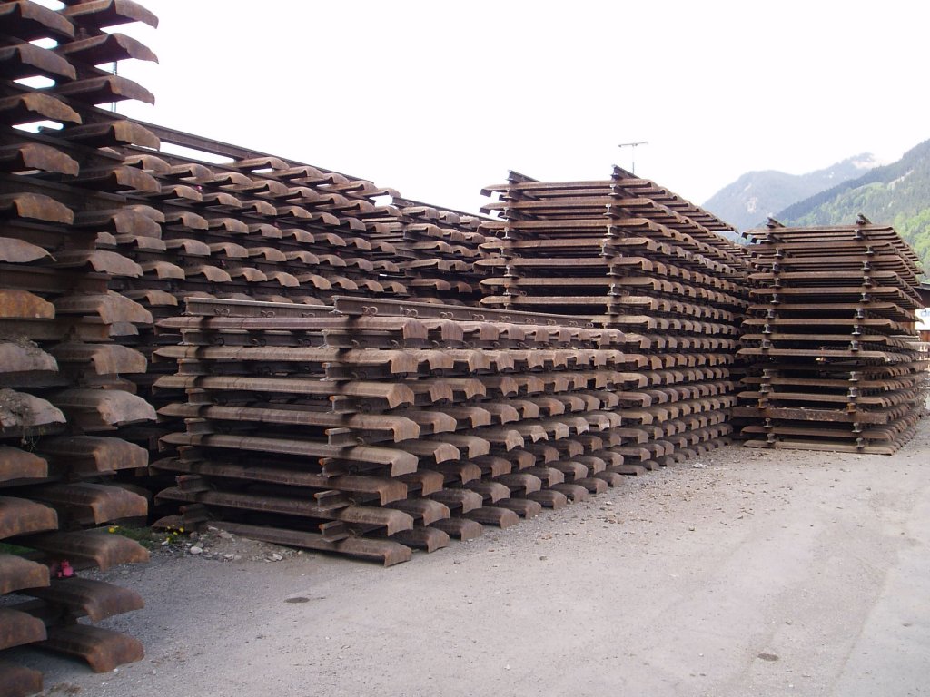 Am 10.05.2009 habe ich diese Bild auf dem Parkplatz neben dem Abstellbahnhof von Oberstdorf aufgenommen.Diese Schienen wurde von der Strecke Oberstdorf - Langenwang ausgebaut und wartet auf die Zerkleinerung und Abtransport.