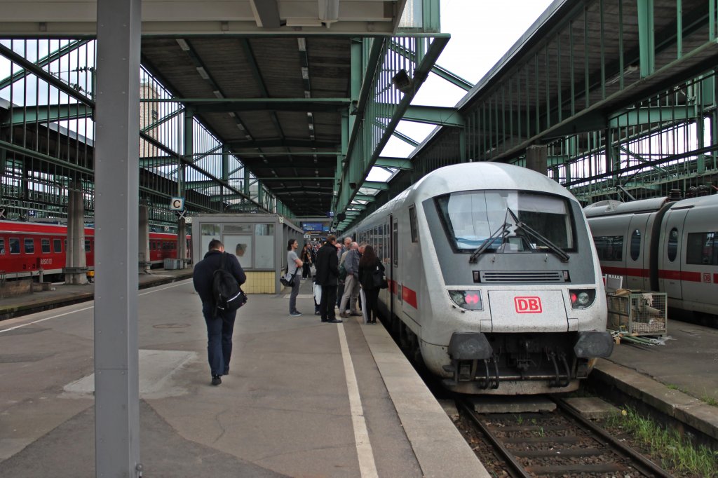 Am 10.05.2013 fhrte IC-Stw. D-DB 61 80 80-91 153-9 den IC 2064 von Nrnberg Hbf nach Karlsruhe Hbf. Hier steht der Zug kurz nach der Ankunft in Stuttgart Hbf. Zug-/Schublok war 101 078-4.