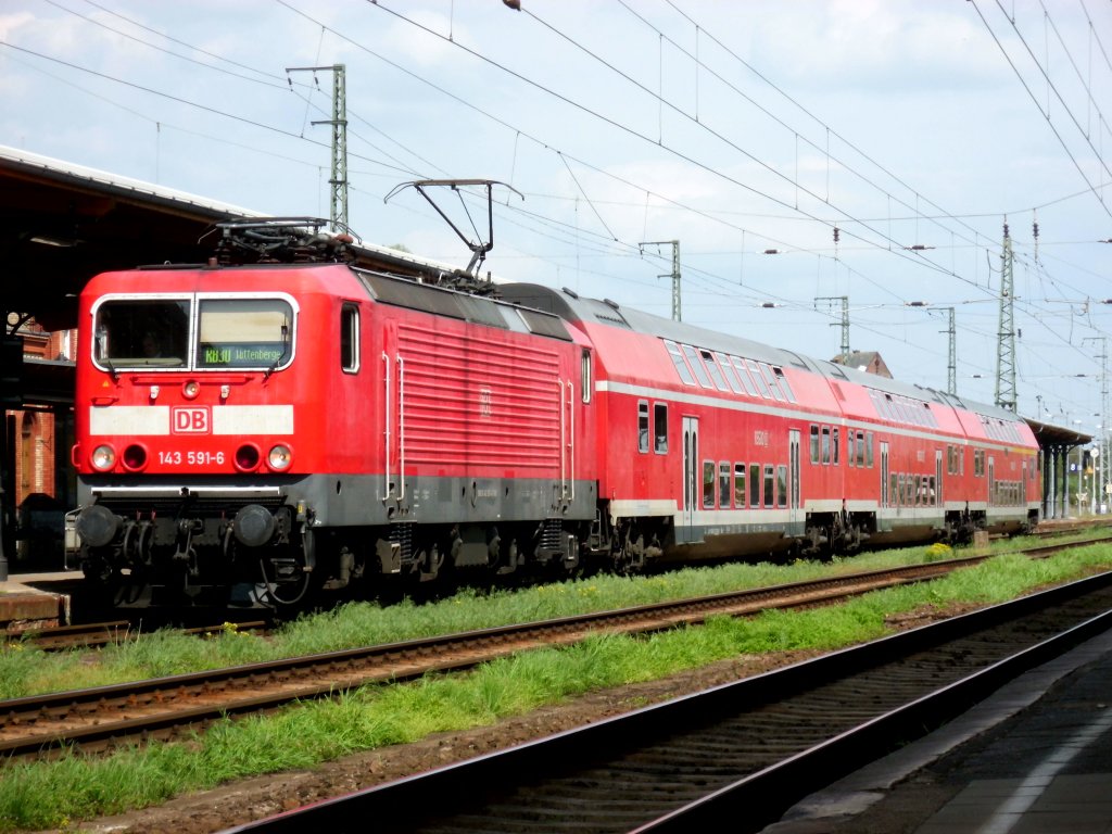 Am 10.05.2013 kam 143 591 mit einer RB 30 aus Schnebeck Salzelmen in Stendal an und fuhr weiter nach Wittenberge.