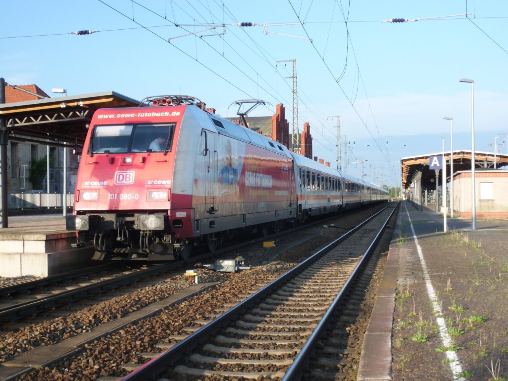 Am 10.05.2013 kam CEWE 101 080 mit IC 2242 in Stendal an.