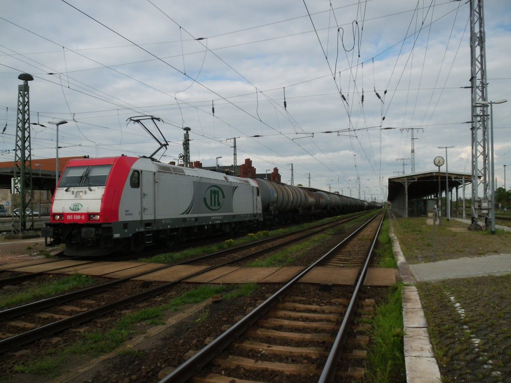 Am 10.05.2013 kam ITL 185 598 mit einem Kesselzug durch Stendal und weiter nach Wittenberge.