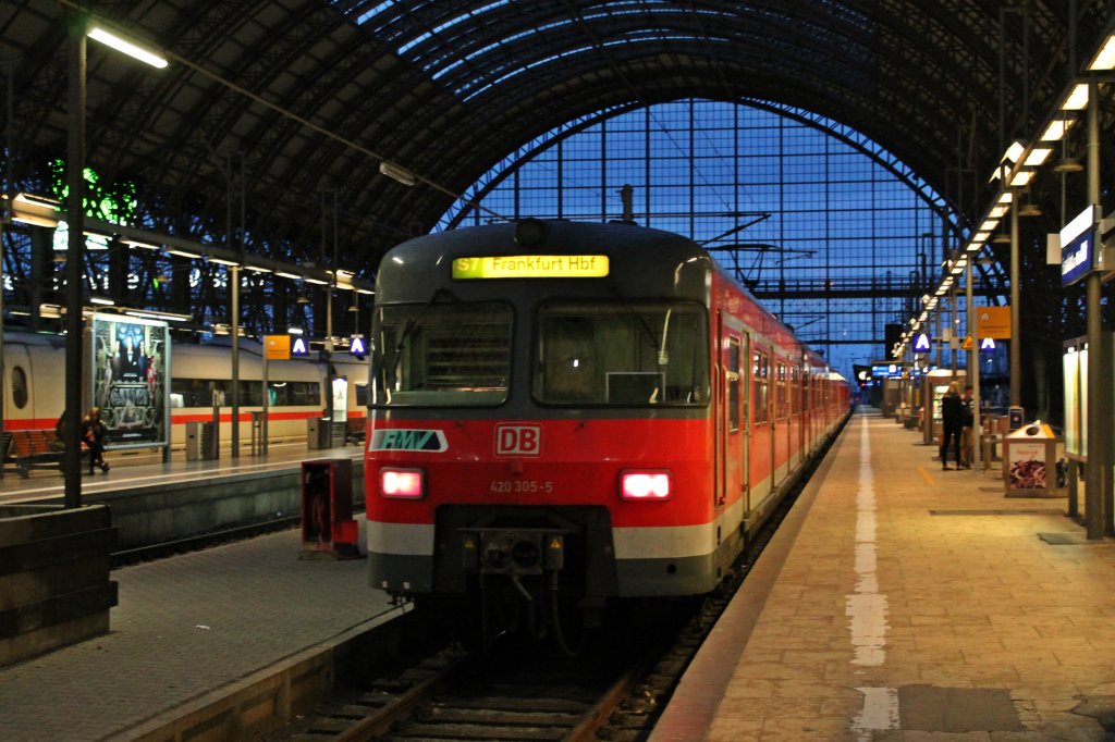 Am 10.05.2013 stand ET 420 305-5 als S7 nach Frankfurt (Main) Hbf im Endbahnhof.