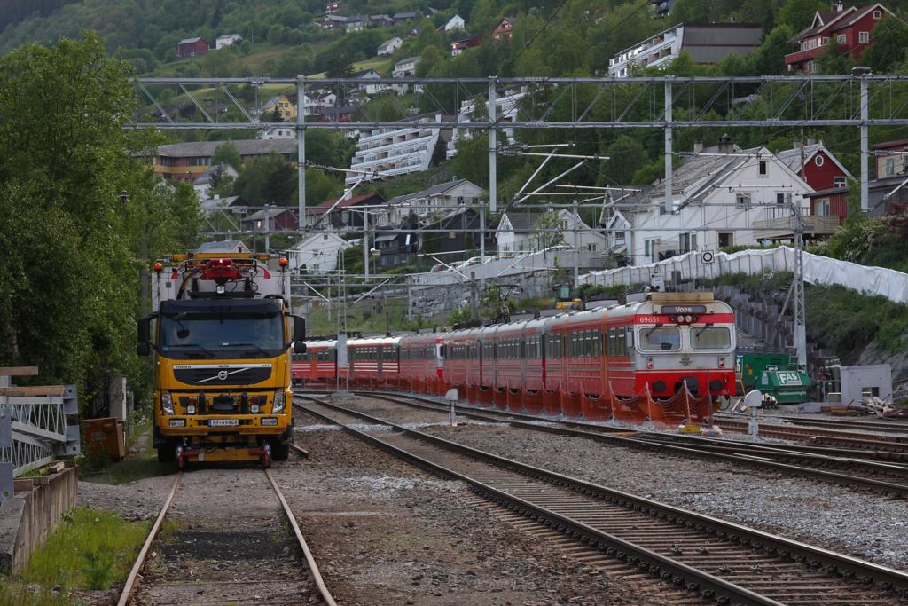 Am 10.06.2012 stehen im norwegischen Bahnhof Voss ein Zweiwegefahrzeug
fr Oberleitungsreparaturen und der Nahverkehrstriebwagen 69 651.