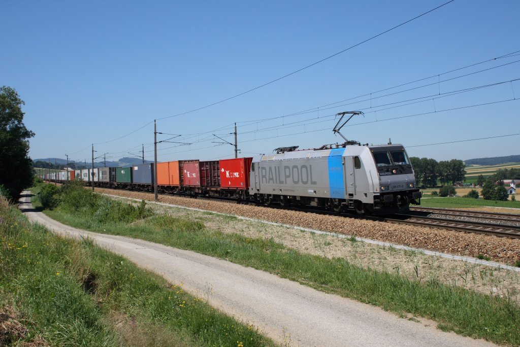 Am 10.07.2010 bespannte die Railpool 185.671 den STEC 42941 der LTE. Aufgenommen kurz vor Neulengbach