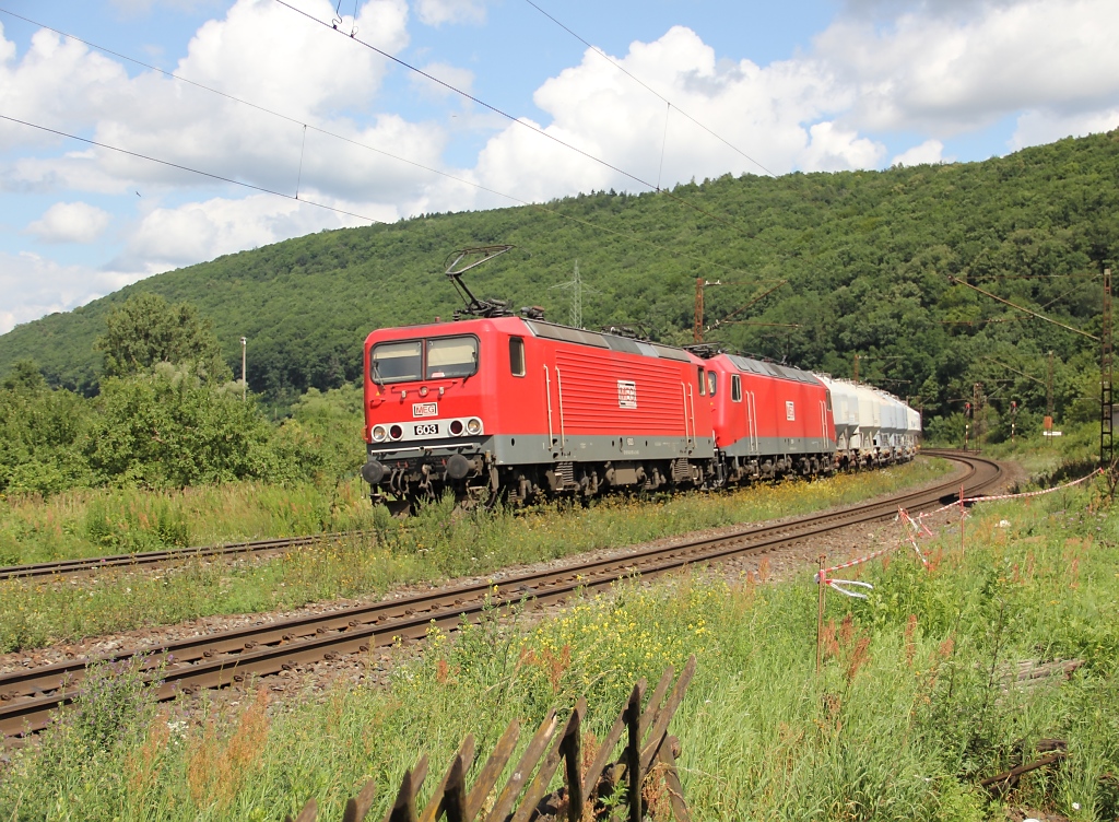 Am 10.07.2012 wurde der MEG Zementzug Richtung Sden von 143 851-4 (MEG 603) und 156 004-4 (MEG 804) bespannt. Aufgenommen in Wernfeld.