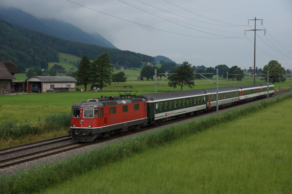 Am 10.07.2013 zieht die Re 4/4 II 11127 den IC 10761 von Reichenburg Richtung Bilten. 