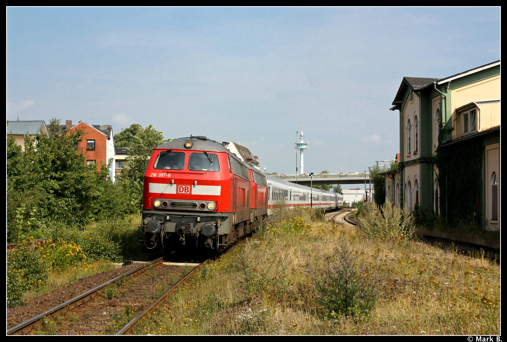 Am 10.08.10 fahren 218 397 und 218 385 in den Bahnhof Heide (Holst) ein.
