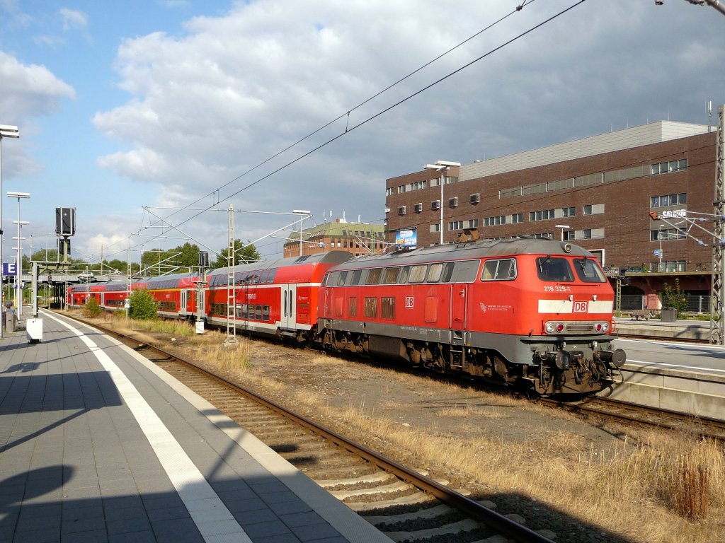 Am 10.08.2012 schiebt 218 329 [9280 1 218 329-1 D-DB] den RE 21494 nach Kiel aus dem Lbecker Hbf.