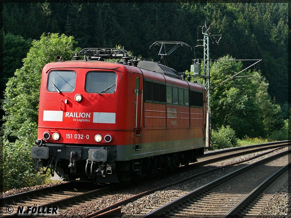 Am 10.08.2012 war 151 032 zum Schiebedienst im Frankenwald eingeteilt. Auf der Fahrt nach Pressig-Rothenkirchen rollt sie durch Frtschendorf