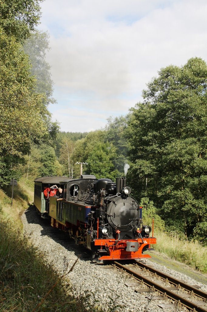 Am 10.09.2011 wurde die Rgener Dampflok Auqarius C beim Tag des offenen Denkmalsauf der Prenitztalbahn eingesetzt. Hier hat das Einzelstck den Bahnhof Jhstadt fast erreicht.

