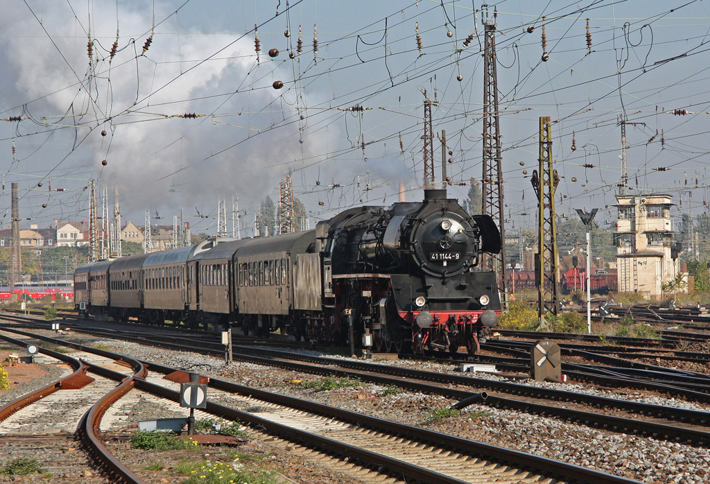 Am 10.10.10 brachte 41 1144-9(ersatzweise fr 50 3708)den Sonderzug aus Blankenburg zum Saisonausklang des TEV nach Weimar. Hier erreicht er den Hbf.Halle/Saale.