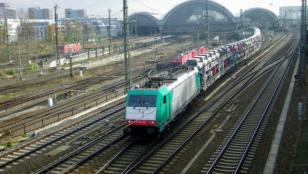 am 10.11.2012 schlngelte sich die E 186 126 mit einem langen Autozug verschiedener Typen durch die Sdhalle des Dresdner Hbf. Sonst fahren die Zge ja ganz auen vorbei, aber durch Vorlassen von Regionalzge war das Auengleis fr einen nachfolgenden Containerzug bestimmt, der dann dort wartete.