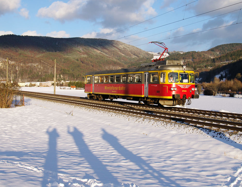 Am 10.12. 2010 ablosvierte der betagte ET 10.104 seine Evaluierungsfahrt auf der Strecke von Peggau-Deutschfeistritz nach Graz, und wurde dabei von uns im letzten Licht in Peggau in Empfang genommen.

Aufgrund der Zulassungsprobleme mit den Stadler GTW's betigte die STLB den ET 10.104 der Montafonerbahn fr den Personenvekrehr zwischen Peggau-Deutschfeistritz und Graz.