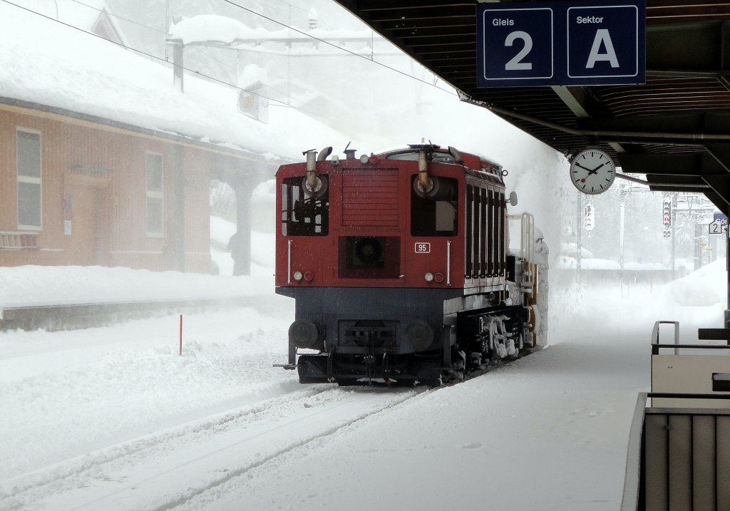 Am 10.12.12 ist die Xrotm 95 im Bahnhof G�schenen unterwegs. Das Schwesterfahrzeug Xrotm 96 erledigte zu diesem Zeitpunkt die R�umungsarbeiten rund um Gurtnellen.
