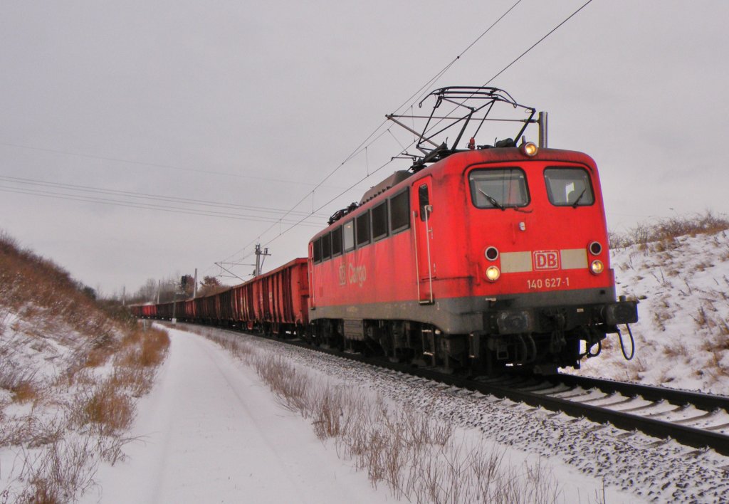 Am 10.12.2010 war 140 627 bei Weddel mit einer bergabe auf dem Weg von Fallersleben nach Braunschweig Rbf.