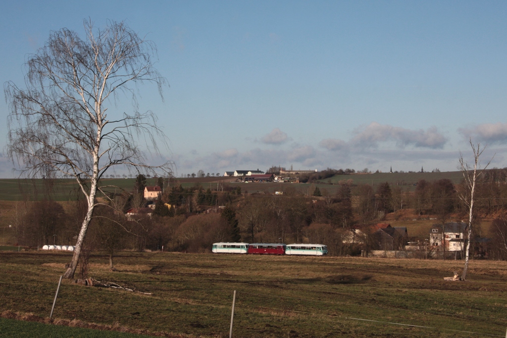 Am 10.12.2011 fahren 772 367+972 771+772 155, als Sonderzug Schleiz West - Schwarzenberg, durch das Wisentatal bei Schleiz. 