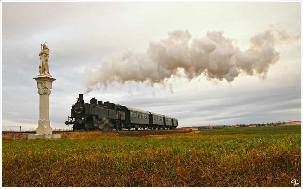 Am 10.12.2011 gab es im Pulkautal(Retz-Zellerndorf-Laa/Thaya-Mistelbach) einen Fotosonderzug.Bespannt wurde der Zug mit der Dampflok 93.1420 vom Verein Neue Landesbahn. 
Untermarkersdorf