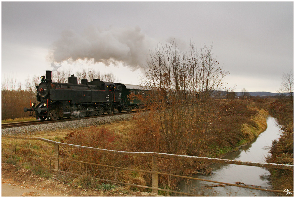 Am 10.12.2011 gab es im Pulkautal(Retz-Zellerndorf-Laa/Thaya-Mistelbach) einen Fotosonderzug.Bespannt wurde der Zug mit der Dampflok 93.1420 vom Verein Neue Landesbahn. Grokadolz
