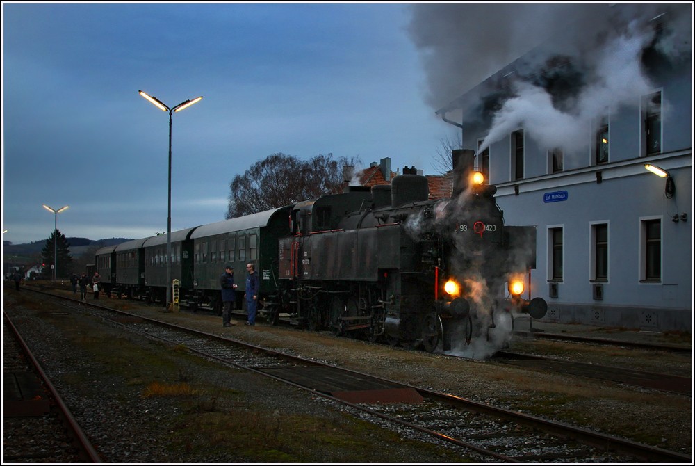 Am 10.12.2011 gab es im Pulkautal(Retz-Zellerndorf-Laa/Thaya-Mistelbach) einen Fotosonderzug.Bespannt wurde der Zug mit der Dampflok 93.1420 vom Verein Neue Landesbahn.LG an die tolle Lokmannschaft :O)
Mistelbach
