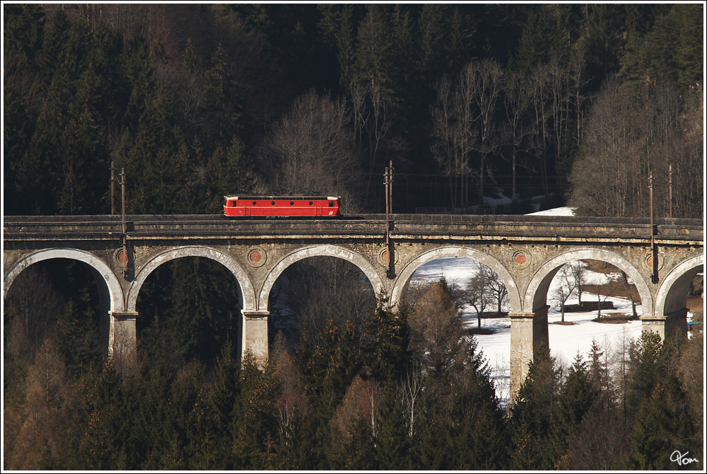Am 10.3.2012 war die 1144 040 als Vorspann und Schiebelok am Semmering eingeteilt. Hier berfhrt sie als Lokzug die Kalte Rinne nahe Breitenstein.