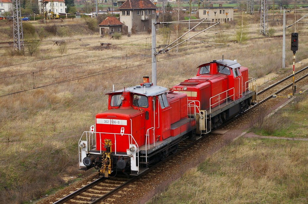 Am 10.4.2012 schiebt 362 596-9 die 294 668-9 am Gterbahnhof vorbei (Berliner Brcke, Halle/Saale).