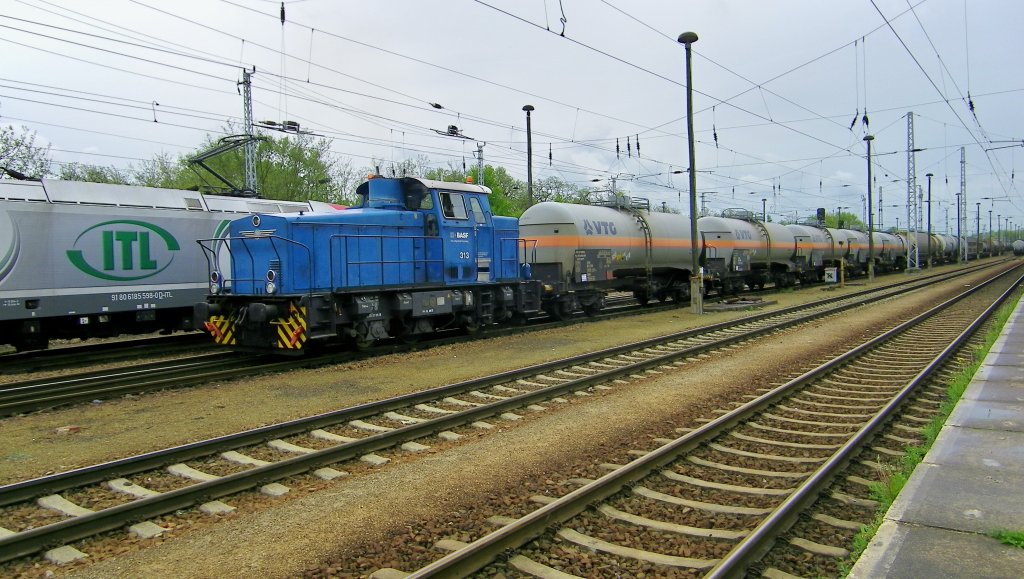 am 10.5.2013 holte eine BASF-Werkslokomotive einen Kesselzug im Bahnhof Ruhland ab, um den in das Werk nach Schwarzheide zu bringen 