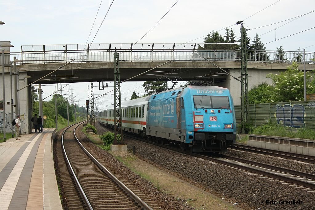 Am 10.6.10 durchfhrt 101 016 den Haltepunkt Ahlten gen Hannover.