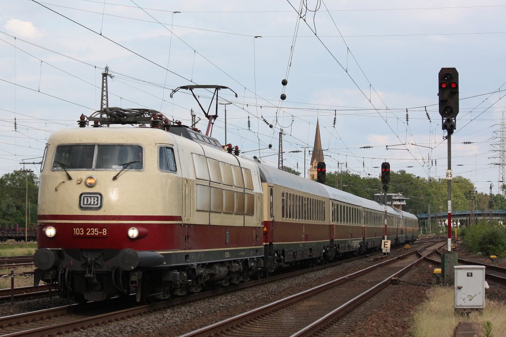 Am 10.6.12 war die Welt f�r 103 235 noch in Ordnung als sie ihren TEE Rheingold durch M�lheim-Styrum zog.Aktuell steht die Lok leider abgestellt im K�llener Abstellbahnhof und wartet darauf das es eine Entscheidung gibt wie es mit den 103er weiter geht.