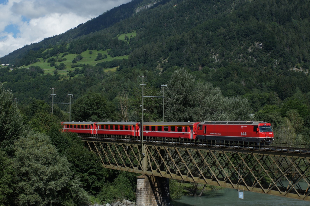 Am 10.7.12 konnte ich endlich einmal die einzige in rot verkehrende Ge 4/4 III, die Ge 4/4 III 644, ablichten. Ich erwischte sie mit dem RE 1128 in Reichenau-Tamins.