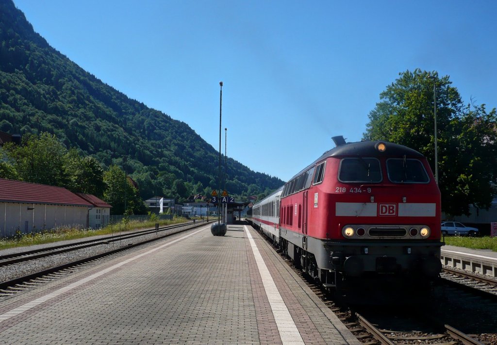 Am 1.08.10 beschleunigte 218 434-9 (mit ehemaligem SH-Logo) mit ihrem Fernverkehrszug im Schlepptau, aus dem Bf Immenstadt. Seine nchsten Haltestellen sind noch Sonthofen und Fischen im Allgu.
