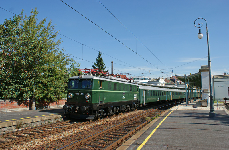 Am 10.9.2011 fand eine Sonderfahrt von Wien Wien FJB nach Petronell-Carnuntum statt, anlsslich der N-Landesausstellung in Carnuntum. Zum Einsatz kam die 1041.15 von der  ARGE 1041.15 .
Hier bei der Durchfahrt des R 14817 in Wien Hernals.