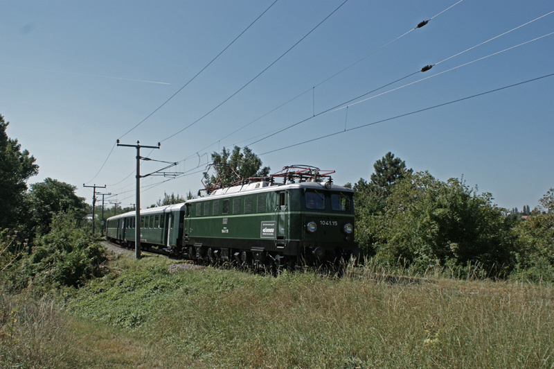 Am 10.9.2011 fand eine Sonderfahrt von Wien Wien FJB nach Petronell-Carnuntum statt, anlsslich der N-Landesausstellung in Carnuntum. Zum Einsatz kam die 1041.15 von der  ARGE 1041.15 .
Hier bei der Einfahrt des R 14817 in Bad Deutsch Altenburg.