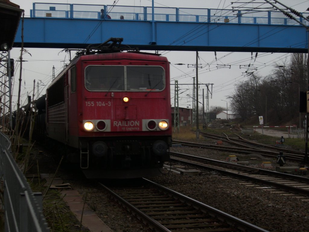 Am 10.Dezember 2009 verlie 155 104 mit einem Rohrzug aus Mhlheim Bergen/Rgen in Richtung Mukran.