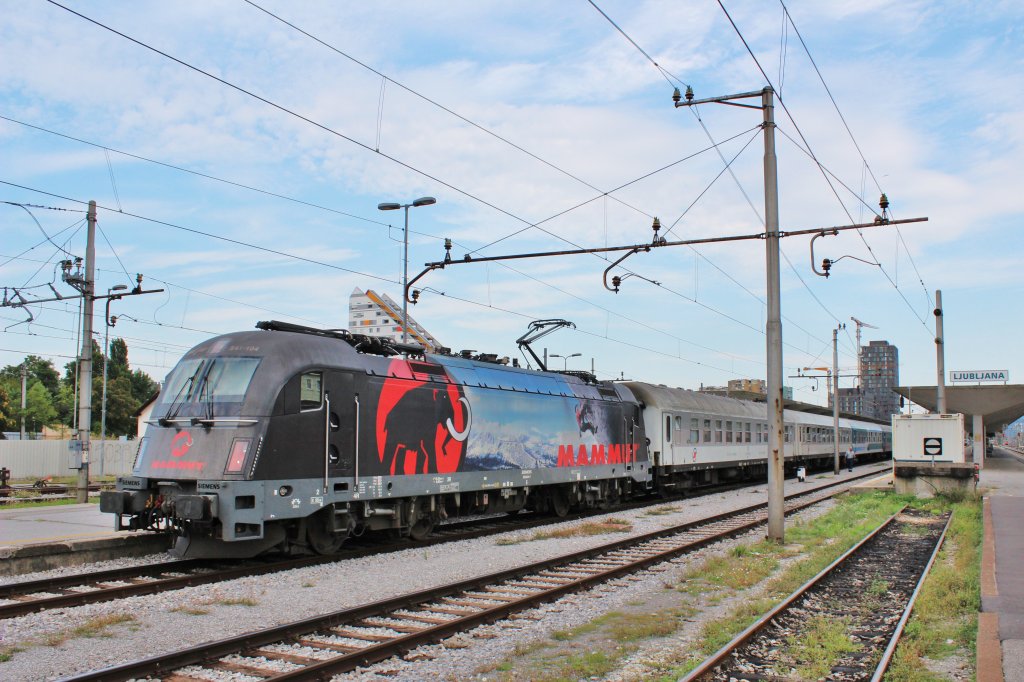 Am 10.September 2012 stand das Mammut SZ541 104 in Ljubljana mit einem EC von Belgrad nach Villach Hbf bereit zur Abfahrt.