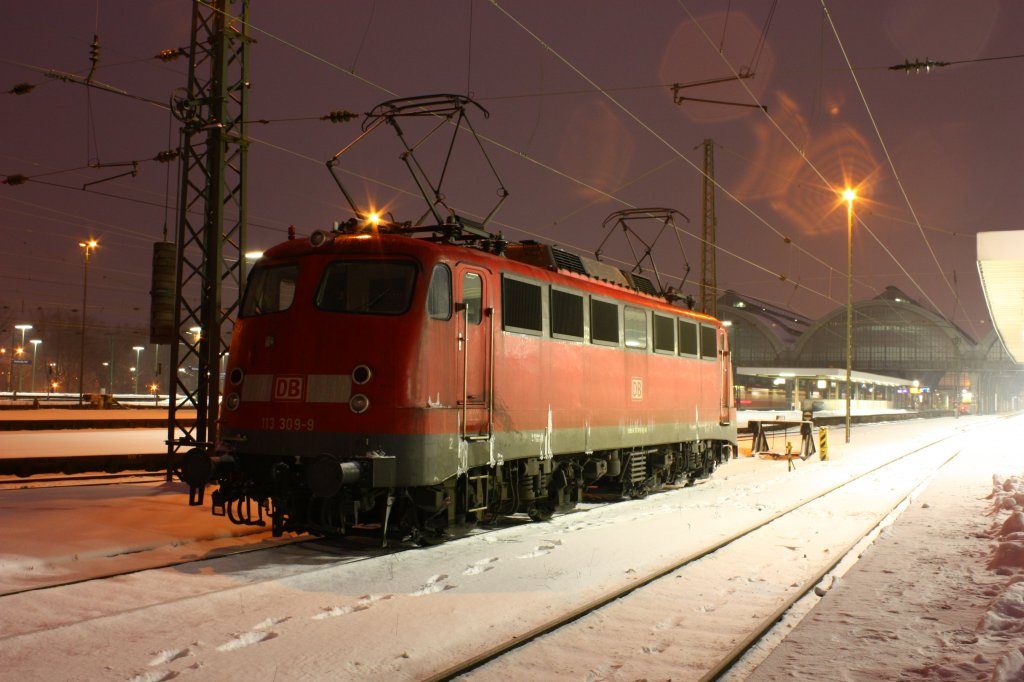 Am 11 . Janauer 2010 stand 113 309 am winterlichen Karlsruher Hauptbahnhof mit 2 aufgebgelten Pantografen.