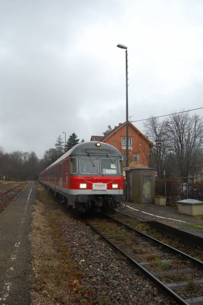 Am 11. Dezember des Jahres 2009 wurden zum letzten Mal Dieselloks der BR 218 mit modernisierten Silberlingen auf der Teckbahn eingesetzt. Dieses Ereignis lie� ich mir trotz regnerischem Wetter nicht entgehen und fuhr nach Oberlenningen. Ein besonderes  Schmankerl  an diesem Tag war auch der Steuerwagen, welcher noch im Besitz eines Faltbalges ist.
Ein Lob auch an die engagierten Eisenbahner, die Lok und Steuerwagen dem Anlass entsprechend geschm�ckt haben. 218, wir werden dich vermissen... Weitere Bilder werden folgen.