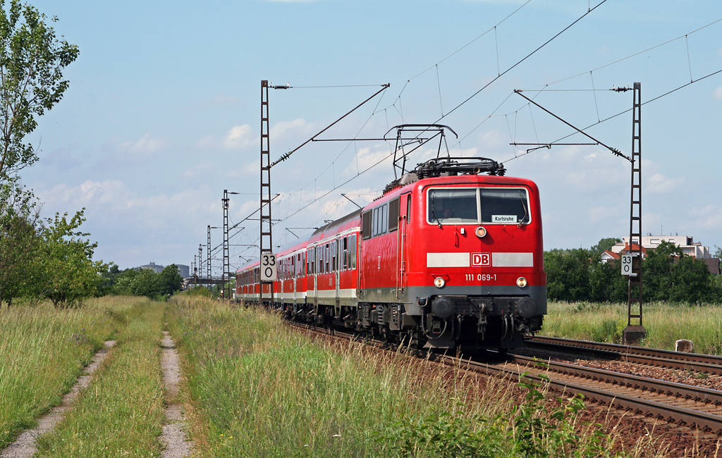 Am 11. Juni 2010 beschleunigt die Ludwigshafener 111 069 die um 10 Minuten versptete RB 18621 von Mannheim nach Karlsruhe nach dem Zwischenhalt in Wiesental in Richtung Graben-Neudorf.
