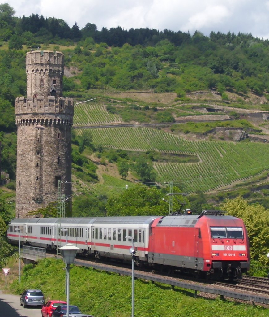 Am 11. Juni 2011 fuhr diese 101 mit einem Intercity an diesem Berhmten Fotomotiv vorbei .
