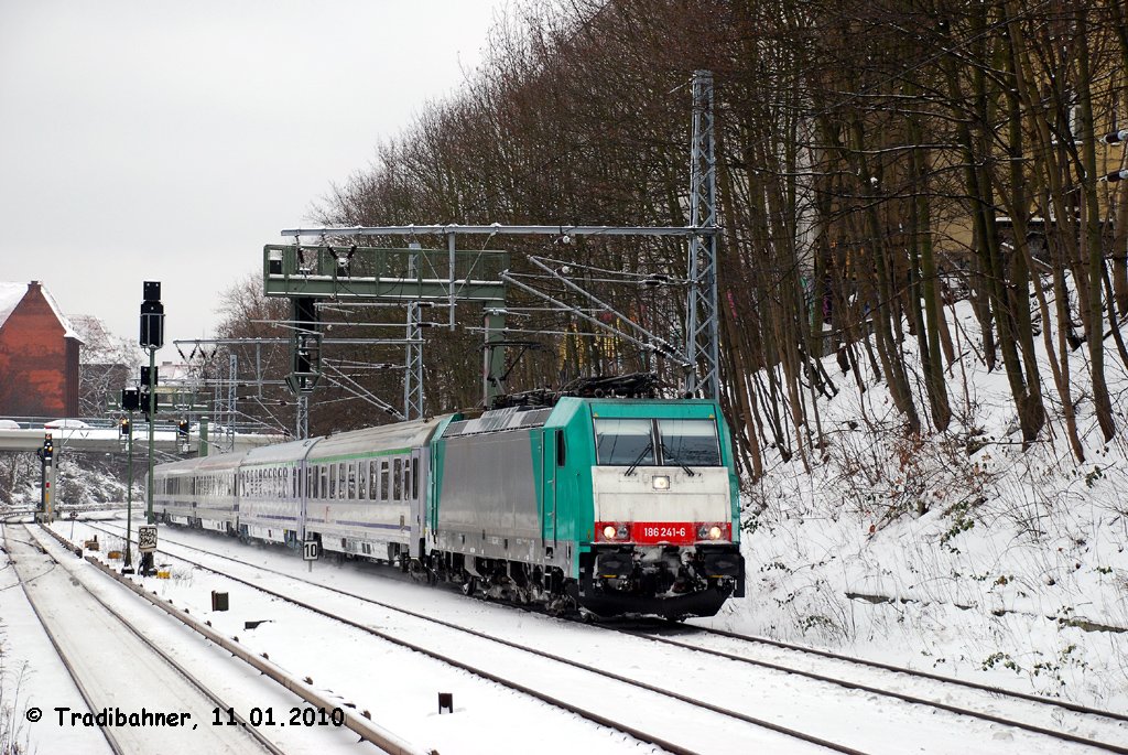 am 11.01.2010 vom Berliner S-Bahnhof Schnhauser Allee aus, der Lz zum EC 45 nach Grunewald/Warschau mit 186 241